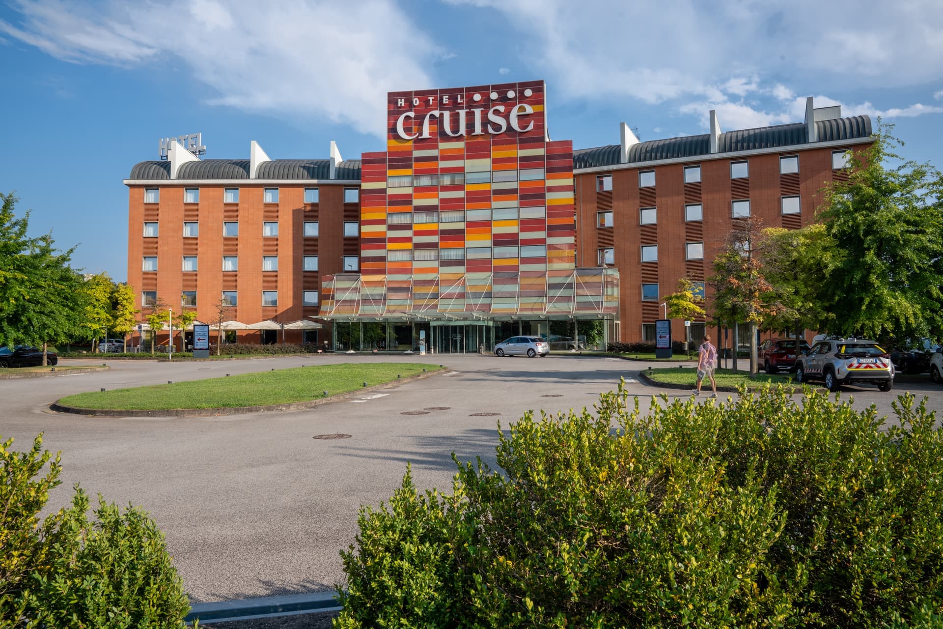 Scopri Hotel Cruise in immagini
