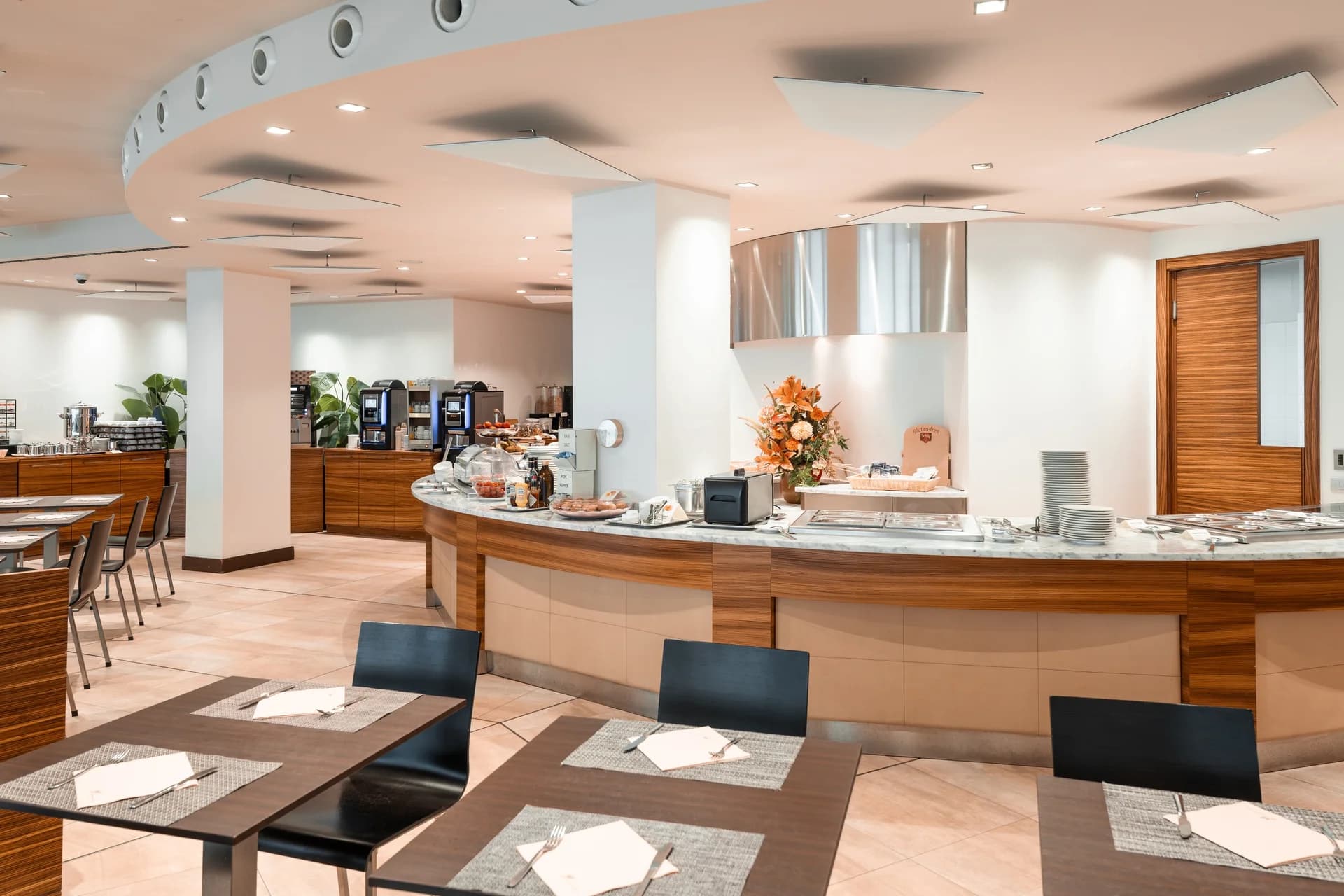 Buffet e tavoli della colazione